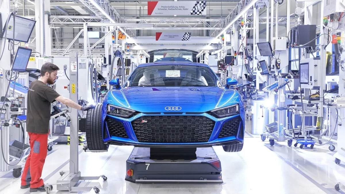 Audi R8-Manufactory at „Böllinger Höfe“, near the Neckarsulm production site: Attachment of the wheel to the Audi R8 Coupé.