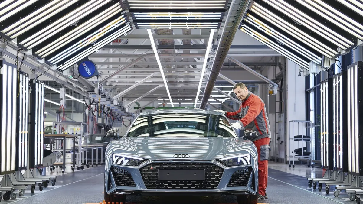 Audi R8-Manufactory at „Böllinger Höfe“, near the Neckarsulm production site: The Audi R8 Coupé in the checking and finishing area.