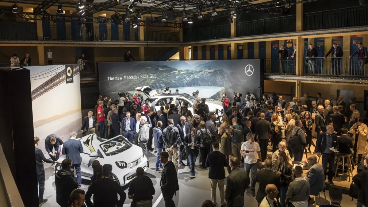Bei Meet Mercedes im Molitor, das 2014 zum Luxushotel umgebaute ehemalige Schwimmbad, konnten sich die geladenen Journalisten über zahlreiche Neuheiten der Marke mit dem Stern informieren. Neben dem neuen GLE waren auch der Mercedes-AMG A 35 4MATIC (Kraftstoffverbrauch kombiniert 7,4-7,3 l/100 km; CO2-Emissionen kombiniert 169-167 g/km)  und das Showcar smart for ease erstmals zusehen, die morgen bei der Mercedes-Benz Pressekonferenz auf der Mondial de l‘Auto Paris 2018 ihre Weltpremiere haben werden. Ebenfalls morgen wird die neue Mercedes-Benz B-Klasse in einer Weltpremiere zu sehen sein. Außerdem feiert der EQC, das erste rein batterieelektrisch angetriebene Fahrzeug der Produkt- und Technologiemarke EQ, seine Messepremiere. At Meet Mercedes at the Molitor, the former iconic swimming pool converted into a luxury hotel in 2014, invited journalists enjoyed an exclusive insight into several new products and technologies from the brand with the three-pointed star. Also unveiled alongside the new GLE were the Mercedes-AMG A 35 4MATIC (fuel consumption combined 7.4-7.3 l/100 km; CO2 emissions combined 169-167 g/km)   and the smart forease show car, which will celebrate their world premieres tomorrow at the Mercedes-Benz press conference at the 2018 Mondial de l’Auto Paris. Another world premiere scheduled for tomorrow is that of the new Mercedes-Benz B-Class. Celebrating its show premiere is the EQC, the first battery-electric vehicle from the EQ product and technology brand.