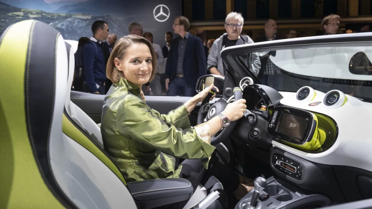 Das Showcar smart forease bei "Meet Mercedes", präsentiert von Katrin Adt, Leiterin smart. The showcar smart forease at "Meet Mercedes" presented by Katrin Adt, Head of smart.