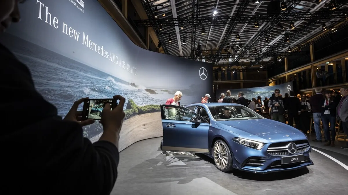 Bei Meet Mercedes im Molitor, das 2014 zum Luxushotel umgebaute ehemalige Schwimmbad, konnten sich die geladenen Journalisten über zahlreiche Neuheiten der Marke mit dem Stern informieren. Neben dem neuen GLE waren auch der Mercedes-AMG A 35 4MATIC (Kraftstoffverbrauch kombiniert 7,4-7,3 l/100 km; CO2-Emissionen kombiniert 169-167 g/km)  und das Sho wcar smart forease erstmals zusehen, die morgen bei der Mercedes-Benz Pressekonferenz auf der Mondial de l‘Auto Paris 2018 ihre Weltpremiere haben werden. Ebenfalls morgen wird die neue Mercedes-Benz B-Klasse in einer Weltpremiere zu sehen sein. Außerdem feiert der EQC, das erste rein batterieelektrisch angetriebene Fahrzeug der Produkt- und Technologiemarke EQ, seine Messepremiere. At Meet Mercedes at the Molitor, the former iconic swimming pool converted into a luxury hotel in 2014, invited journalists enjoyed an exclusive insight into several new products and technologies from the brand with the three-pointed star. Also unveiled alongside the new GLE were the Mercedes-AMG A 35 4MATIC (fuel consumption combined 7.4-7.3 l/100 km; CO2 emissions combined 169-167 g/km)   and the smart forease show car, which will celebrate their world premieres tomorrow at the Mercedes-Benz press conference at the 2018 Mondial de l’Auto Paris. Another world premiere scheduled for tomorrow is that of the new Mercedes-Benz B-Class. Celebrating its show premiere is the EQC, the first battery-electric vehicle from the EQ product and technology brand.